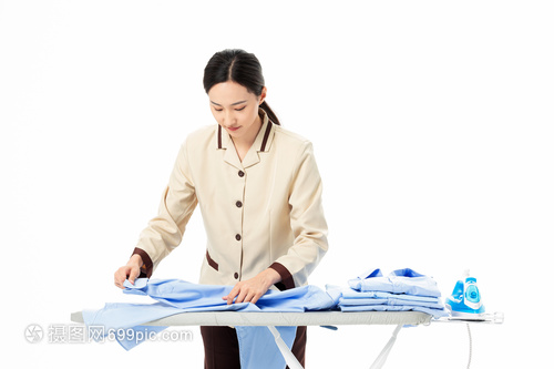 專(zhuān)業(yè)家政服務(wù) 女性家政員熨燙衣服與保潔服務(wù)的全方位解析